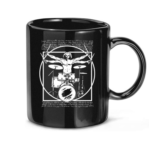 Taza negra del Hombre de Vitruvio tocando la bateria