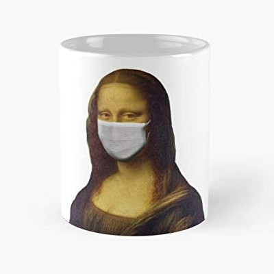 Taza de la silueta de la Mona Lisa con mascarilla